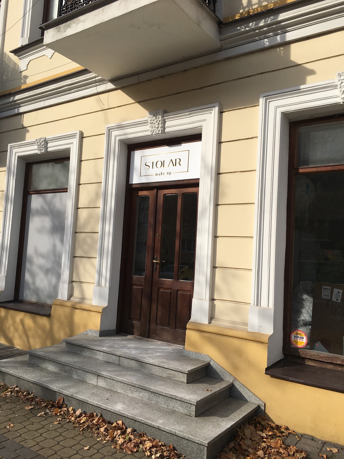 Wejście do studia STOLAR make up w kamienicy przy ulicy Piłsudskiego w Puławach